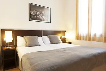 Mh Liceo Apartmán *